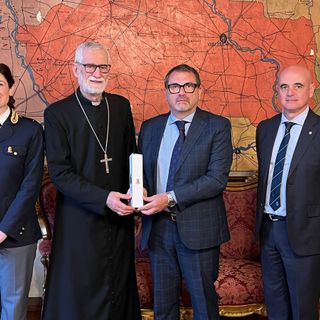 Vercelli: La Polizia consegna all'Arcivescovo l'olio del Giardino della Memoria "Quarto Savona Quindici"