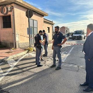 Operai travolti e uccisi dal treno, lo sgomento a Brandizzo: “Scena indescrivibile, resti sparsi per 500 metri” VIDEO