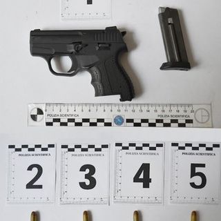 Armato si presenta a casa dell’ex moglie: alla vista della Polizia tenta di sparare