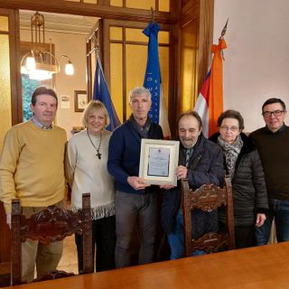 Coggiola, dopo 50 anni va in pensione il “maestro” della Paletta: il Comune consegna targa a Claudio Marabelli (foto dalla pagina Facebook di Noi a Coggiola)