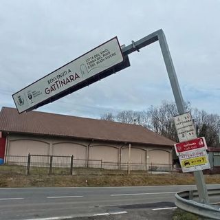 Gattinara, camion con gru urta il portale di benvenuto sulla Sp 142