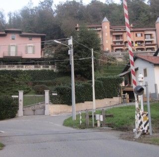 A Borgosesia scossa al passaggio a livello ferisce i cani