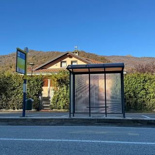 Quarona: Nuova pensilina alla fermata dell’autobus in zona Gibellino