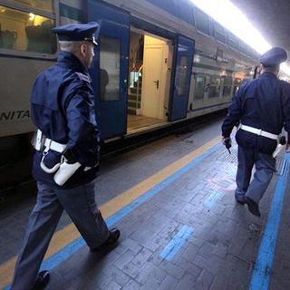 Fermato perché attraversa i binari, dichiara un'identità falsa: multa e denuncia