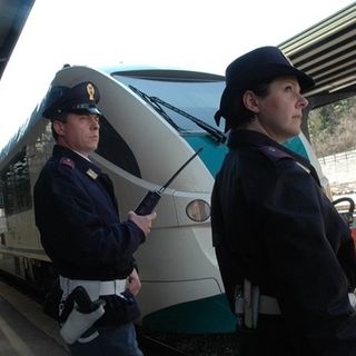 A Santhià attraversa più volte i binari e interrompe la corsa Torino-Milano, i controlli di Polizia nelle stazioni