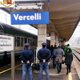 Vercelli: bloccano il treno in partenza appendendosi alla motrice