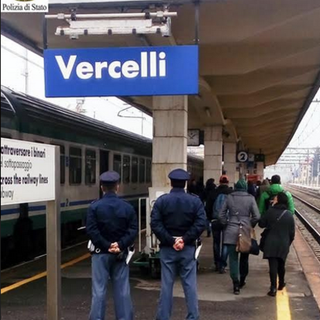 Un 24enne armato di coltello: denunciato dalla Polfer di Vercelli