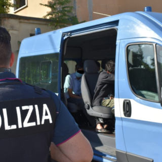 Si fingono poliziotti e truffano un'anziana