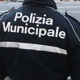 Ripreso dalle telecamere mentre distrugge la corona ai caduti: denunciato 30enne