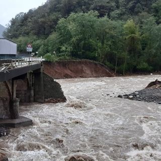 Maltempo, a Crevacuore si contano i danni dopo il crollo del ponte. Sindaco: “Indispensabile riaprire strada”