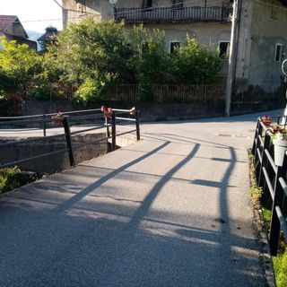 Quarona, il ponte per via Visconti fiorito grazie ad Alessandro Vecchio