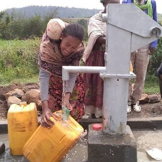 Donare l'acqua è donare la vita. Pozzi di acqua potabile per l’Africa e pasti per la popolazione VIDEO