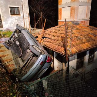 Pray: Esce di strada con l'auto e vola sulla scalinata di un rustico FOTO
