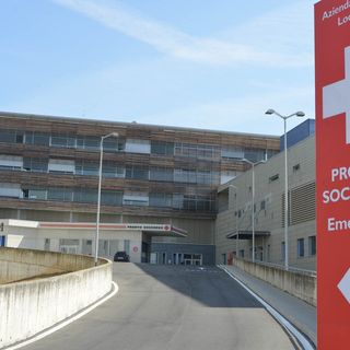 Curino, giovane urtato dall'auto della madre: finisce al Pronto Soccorso in codice giallo