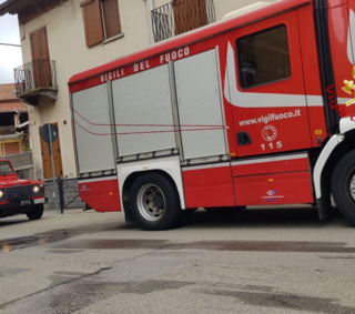 Tenta di allacciarsi abusivamente al contatore e causa un incendio