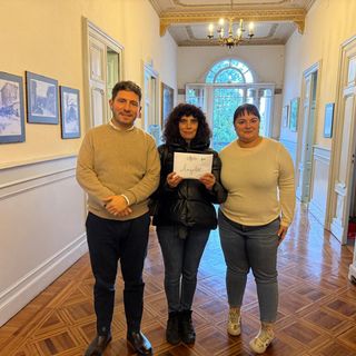 Quarona, raccolti 2.030 euro per la famiglia di Angelo Debonis: consegnato il contributo alla sorella Donatella