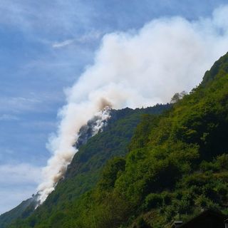 Incendio a Rassa, in azione canadair ed elicottero
