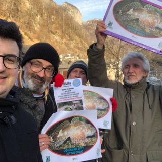 Anche a Rassa la protesta dei pesci di fiume