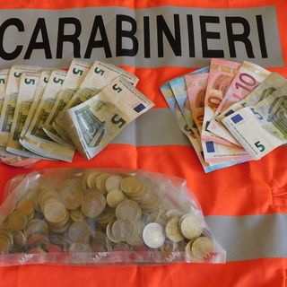 Borgosesia, sfondano a calci la porta del bar e portano via il denaro dalla cassa