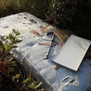 Sacchi, mobili, vetri e materassi gettati sulla San Giacomo-Rovasenda: «Una vera discarica» FOTO