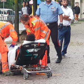Calci, pugni e colpi di stampella: Maxi rissa tra più di 30 persone ai giardini Zumaglini FOTO