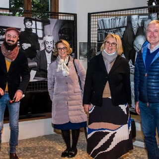 Curatore e presidente del museo con le nipodi di Maria Adriana Prolo