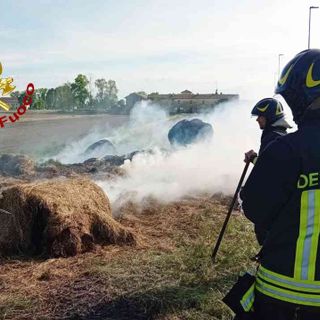 Rotoballe a fuoco su un rimorchio. Vigili del Fuoco al lavoro