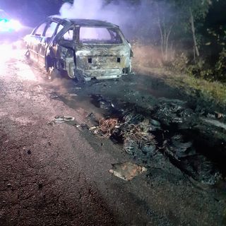 Rovasenda, auto prende fuoco, salvo il conducente - FOTO