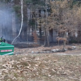 Attimi di paura a Scopa, incendio mette a rischio alcune case