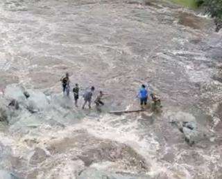 Famiglia in difficoltà in mezzo al torrente - VIDEO