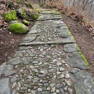 Quarona, pulizia profonda della mulattiera per Valmaggiore