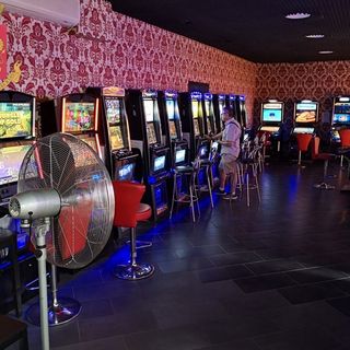 Sfascia una slot machine, riconosciuto e denunciato