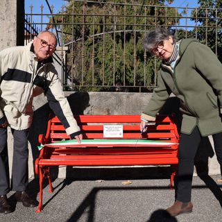 Anche a Sostegno una panchina rossa contro la violenza sulle donne