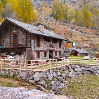 Rinnovata la staccionata della Casa del Parco Alpe Fum Bitz: più sicurezza e armonia paesaggistica