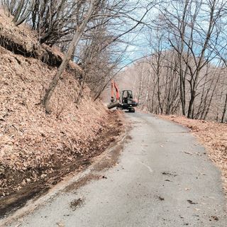 Quarona, manutenzione annuale sulla strada per il Monte Tovo: pulizia delle cunette e raccolta foglie