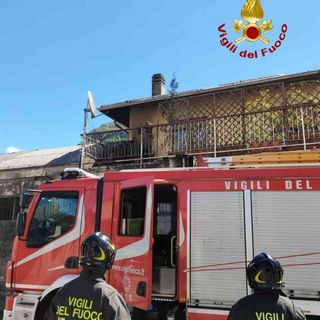 Borgosesia: Fuoco su un terrazzo, arrivano i Vigili del Fuoco
