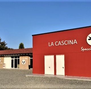 Prefabbricati Guerrini realizza la struttura per un punto vendita di carni dall’estetica contemporanea e minimalista