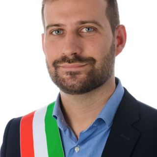 Degrado e giovani sfaccendati sul piazzale IperCoop. I cittadini chiedono sicurezza