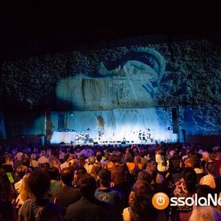 Tornano nella cava di pietra di Tones Teatro Natura i grandi appuntamenti tra musica, teatro e natura