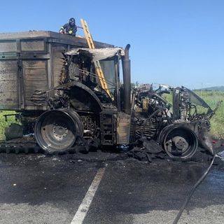 Mezzo agricolo e rimorchio a fuoco