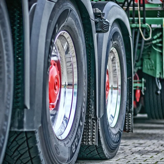 Ailoche, perde il controllo del trattore e si ribalta: grosso spavento per un 26enne (foto di repertorio)