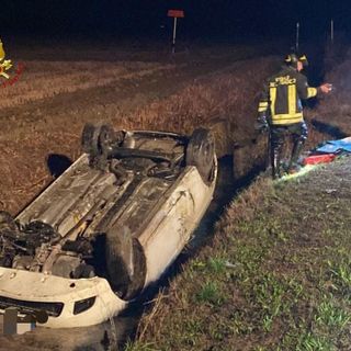 Trino, auto si ribalta e finisc ein un fossato