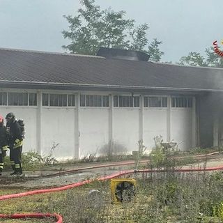 Trino, capannone in fiamme