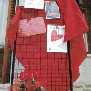 Il cdrappo rosso esposto esposto davanti alla sede dell'Unione Montana