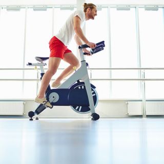 Come funziona una spin bike: caratteristiche tecniche e benefici