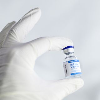 Covid, obbligo vaccinale per gli over 50, Green Pass base per negozi e servizi