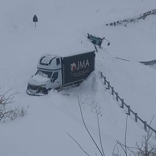 Dal nord ovest: Valanga travolge automezzi. Intervento del Soccorso Alpino