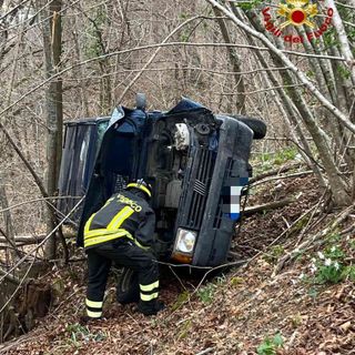 Valduggia: Va fuori strada e precipita nella scarpata