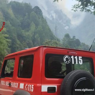 Cravagliana, riprende vigore l'incendio in Val Mastallone: in azione anche un Canadair