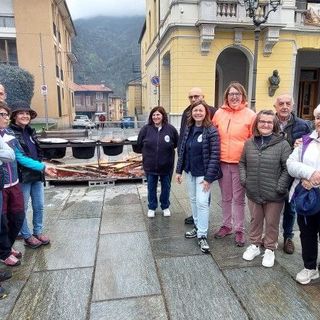 La solidarietà è di casa a Varallo, al via la distribuzione della polenta: persone anche fuori Italia FOTO